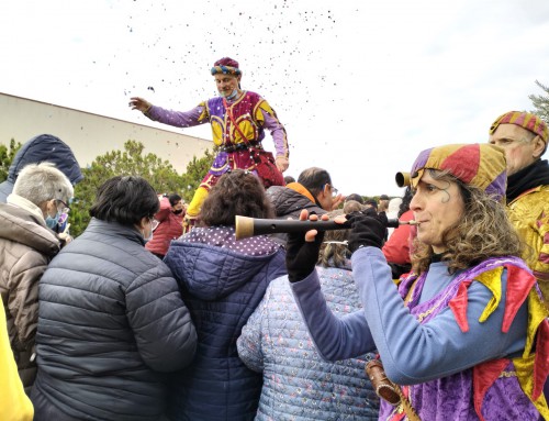 Los Titiriteros de Binéfar inundan de música y color el centro Vértice